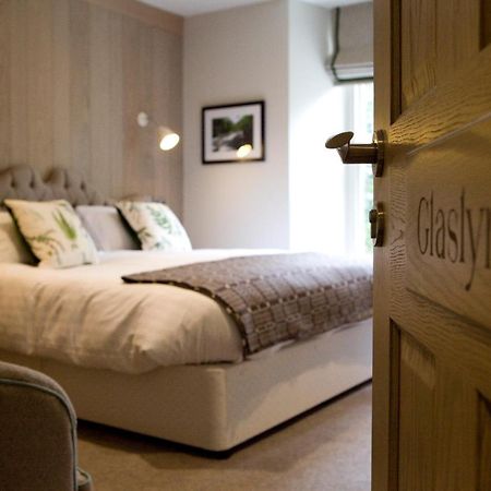 Saracens Head Hotel Beddgelert Bagian luar foto
